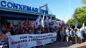 A policia carga contra as traballadoras de elaborados do mar en Marín