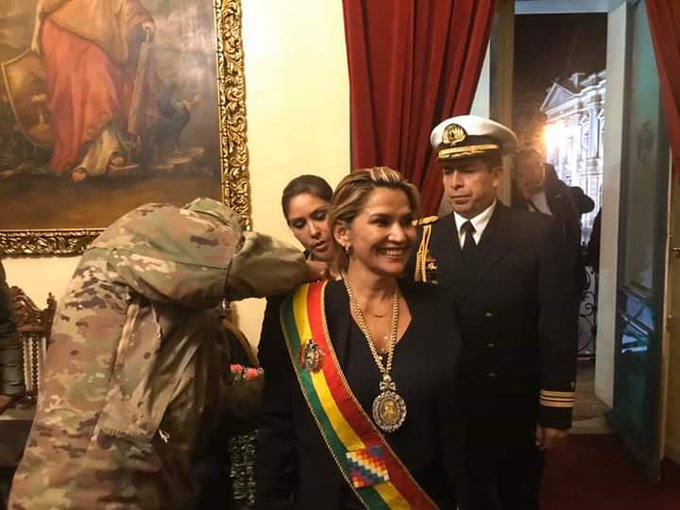 Os militares impõem banda presidencial à auto-proclamada”presidenta” da Bolivia