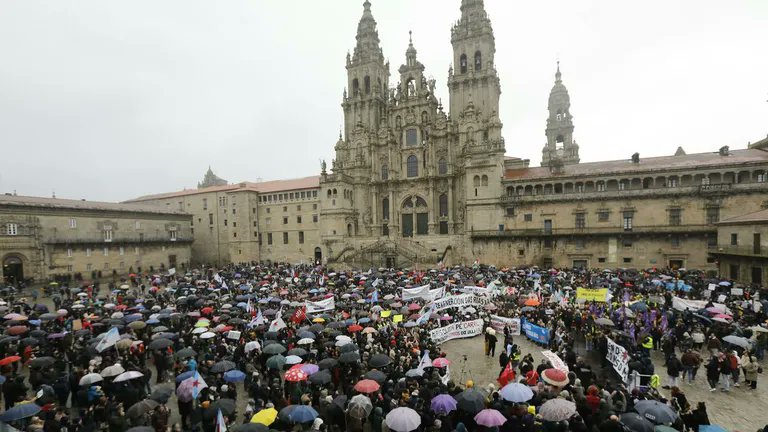 Milhares de galegos manifestam-se em Compostela em defesa do mar e contra a gestão mentireira  e negligente do derrame de pellets